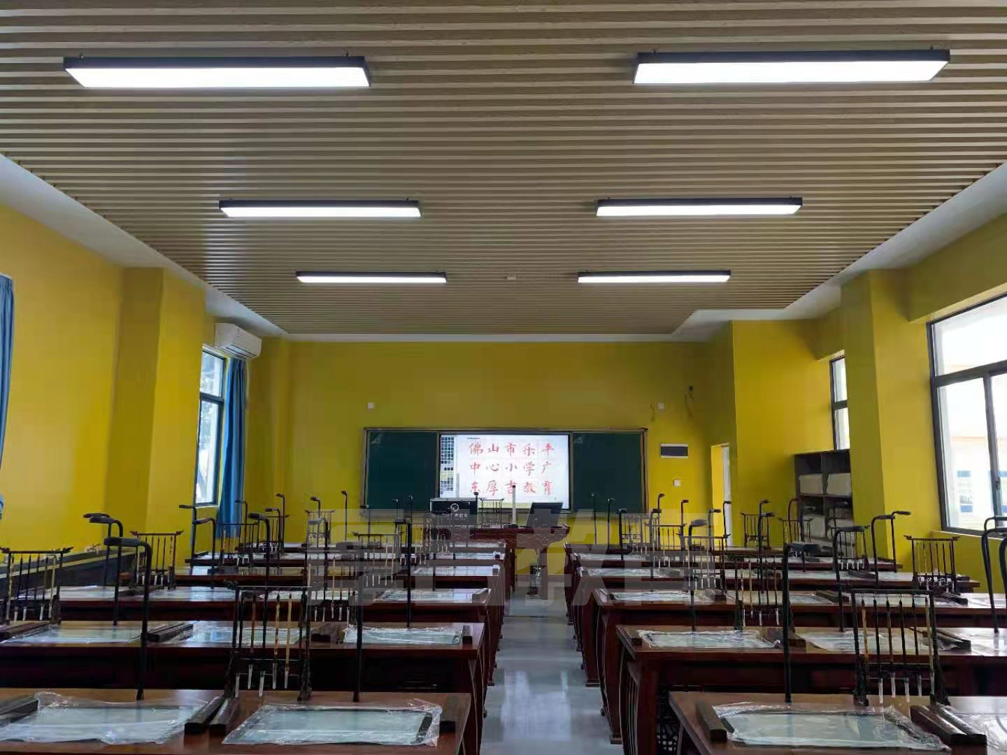 學校<a href='http://www.gdlangyu.cn/chanpin/57-1.html' target='1' style='font-size:18px; font-weight:bold; color:#000000;'>書法室</a>