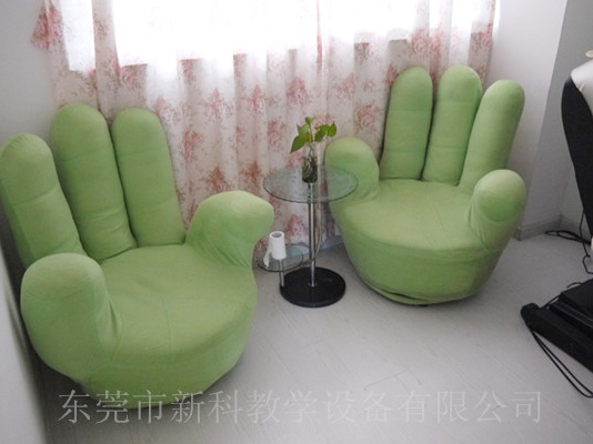 學校<a href='http://www.gdlangyu.cn' target='1' style='font-size:14px; font-weight:bold; color:#0080ff;'>心理咨詢室</a>布置