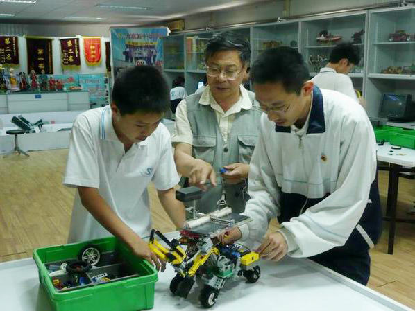 <a href='http://www.gdlangyu.cn/chanpin/60-1.html' target='1' style='font-size:18px; font-weight:bold; color:#000000;'>機器人功能室</a>