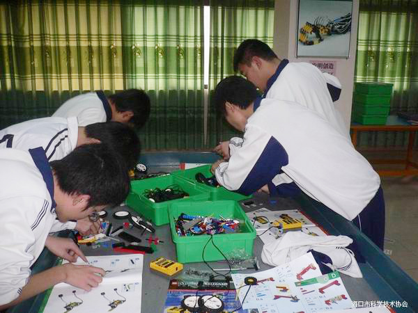 <a href='http://www.gdlangyu.cn/chanpin/60-1.html' target='1' style='font-size:18px; font-weight:bold; color:#000000;'>機器人功能室</a>2