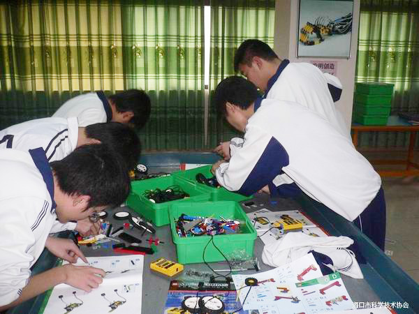 <a href='http://www.gdlangyu.cn/chanpin/60-1.html' target='1' style='font-size:18px; font-weight:bold; color:#000000;'>機器人功能室</a>